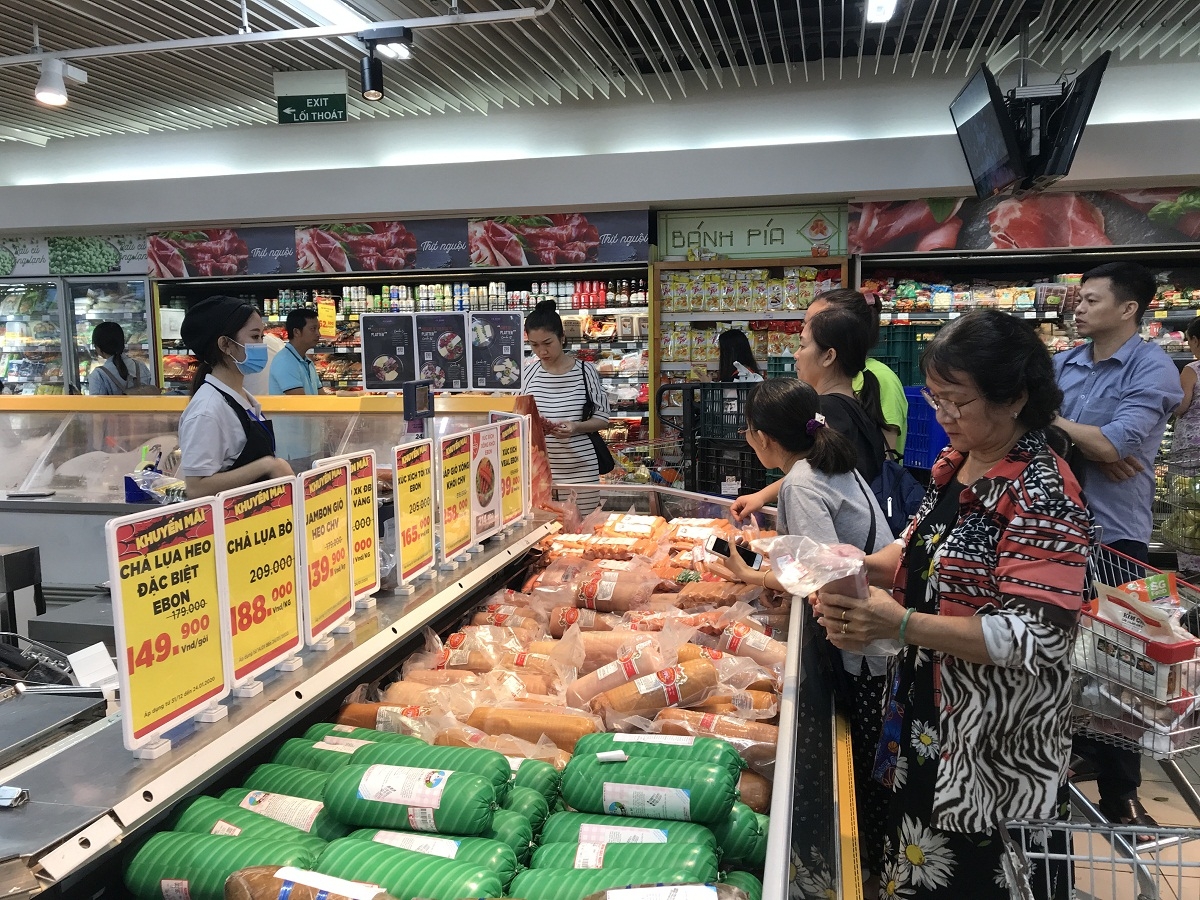 Doanh thu bán lẻ hàng hóa tại Hà Nội và TP.HCM trong 8 tháng vẫn 9,8% và 8,3% so với cùng kỳ năm trước.