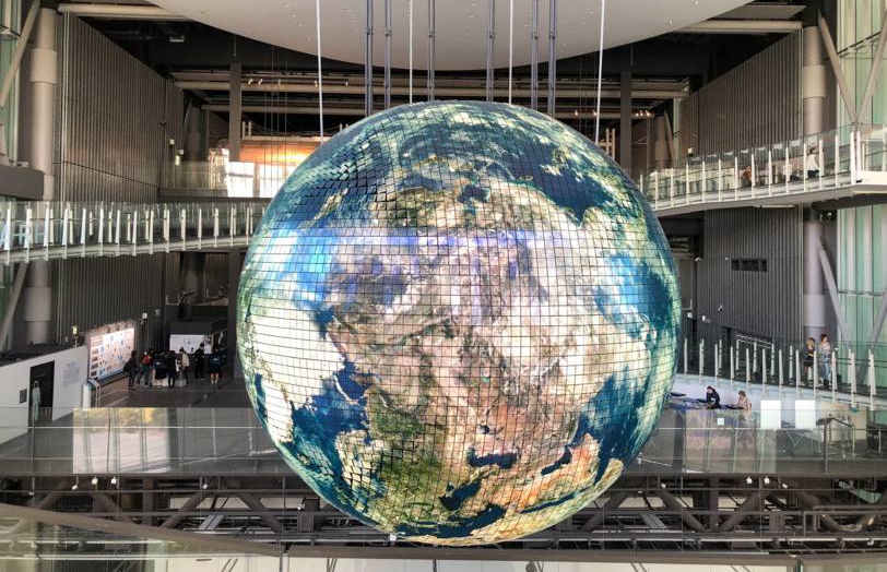 Chỉ số Đổi mới toàn cầu (GII) của Việt Nam thuộc các quốc gia có tiến bộ đáng kể nhất: Việt Nam đã giành vị trí số 1 trong nhóm 29 quốc gia cùng mức thu nhập. GII được phát triển bởi Tổ chức Sở hữu trí tuệ thế giới (WIPO), Viện Quản trị Kinh doanh châu Âu (Insead) và Đại học Mỹ Cornell. Năm nay, WIPO ghi nhận trong 131 quốc gia và nền kinh tế, Việt Nam xếp thứ 42 năm thứ 2 liên tiếp - tăng từ vị trí 71 vào năm 2014. Theo bảng xếp hạng của WIPO, Việt Nam xếp thứ nhất trong nhóm 29 nền kinh tế thu nhập trung bình thấp. So với năm 2019, Việt Nam có nhóm chỉ số đầu vào, tạo thuận lợi cho đổi mới sáng tạo tăng 1 bậc, trong đó trình độ phát triển kinh doanh tăng 30 bậc từ vị trí 69 lên 39. Trong nhóm chỉ số đầu ra, chỉ số về các sản phẩm sáng tạo tăng 9 bậc (từ vị trí 47 lên 38); chỉ số hợp tác viện, trường - doanh nghiệp tăng 10 bậc (từ 75 lên 65); chỉ số số công bố bài báo khoa học và kĩ thuật tăng 13 bậc (từ 74 lên 61); năng lực hấp thụ tri thức tăng 13 bậc (từ vị trí 23 lên 10). Đặc biệt, chỉ số giá trị thương hiệu toàn cầu lần đầu tiên được sử dụng để đánh giá xếp hạng cũng ghi nhận kết quả tốt của Việt Nam khi đứng ở vị trí thứ 19 với 33 thương hiệu nằm trong Top 5000 thương hiệu hàng đầu. Chỉ số toàn cầu đánh giá các nguồn lực sẵn có cho mỗi quốc gia để đổi mới, chẳng hạn như cơ sở hạ tầng hoặc vốn nhân lực và vật lực, bên cạnh các kết quả được tạo ra, bao gồm các bằng sáng chế đã nộp, các ấn phẩm khoa học và tiến bộ công nghệ được thực hiện. Năm thứ mười liên tiếp, Thụy Sĩ đã giữ vị trí đầu tiên trong bảng xếp hạng các quốc gia đổi mới nhất.