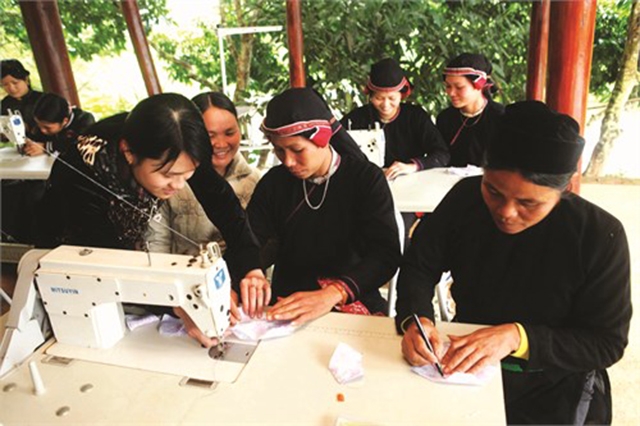 Lớp dạy nghề may công nghiệp cho dân tộc Dao, Tày tại huyện Hàm Yên, tỉnh Tuyên Quang thu hút đông đảo người dân tham gia (Ảnh:TL)