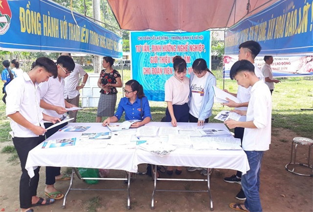 Sau học nghề, nhiều lao động nông thôn, nhất là lao động trẻ tìm được việc làm qua các phiên giới thiệu việc làm do Sở LĐTB&XH tỉnh tổ chức (Ảnh:TL)