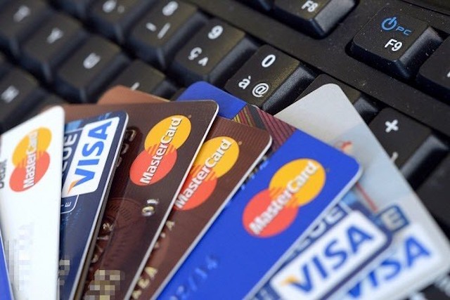 Các ngân hàng đang phải trải cho Visa, MasterCard từ 3 - 4 loại phí trên mỗi giao dịch.