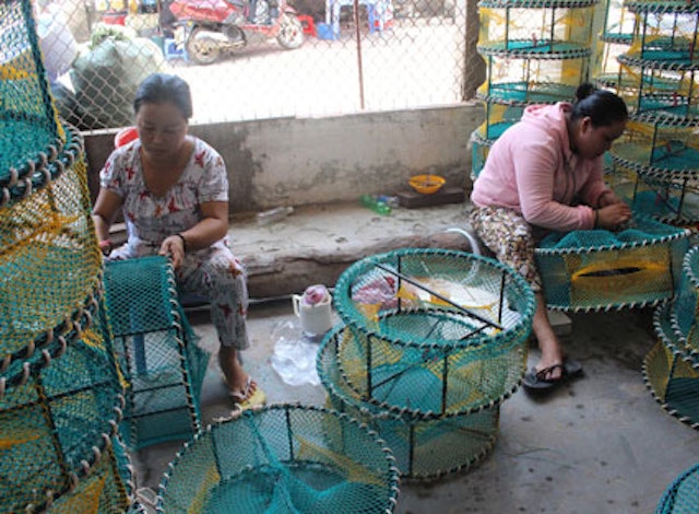 Nghề làm rập cua tạo việc làm cho nhiều lao động ở xã Quách Phẩm Bắc.