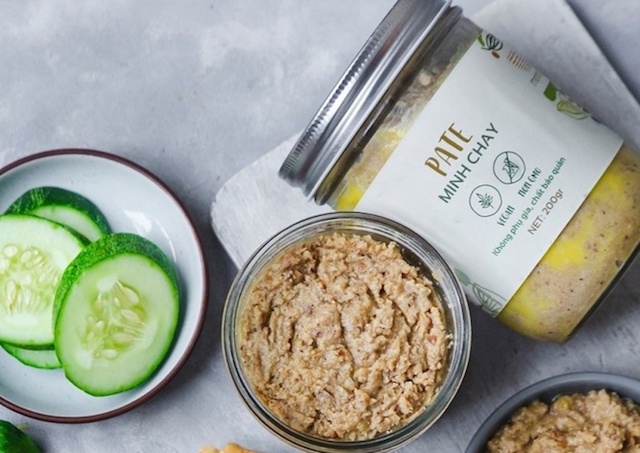 Chi cục Quản lý chất lượng nông, lâm sản và thủy sản Hà Nội cấp giấy chứng nhận đủ điều kiện kinh doanh cho Công ty TNHH Hai thành Viên Lối Sống Mới, sản xuất ra sản phẩm pate Minh Chay.