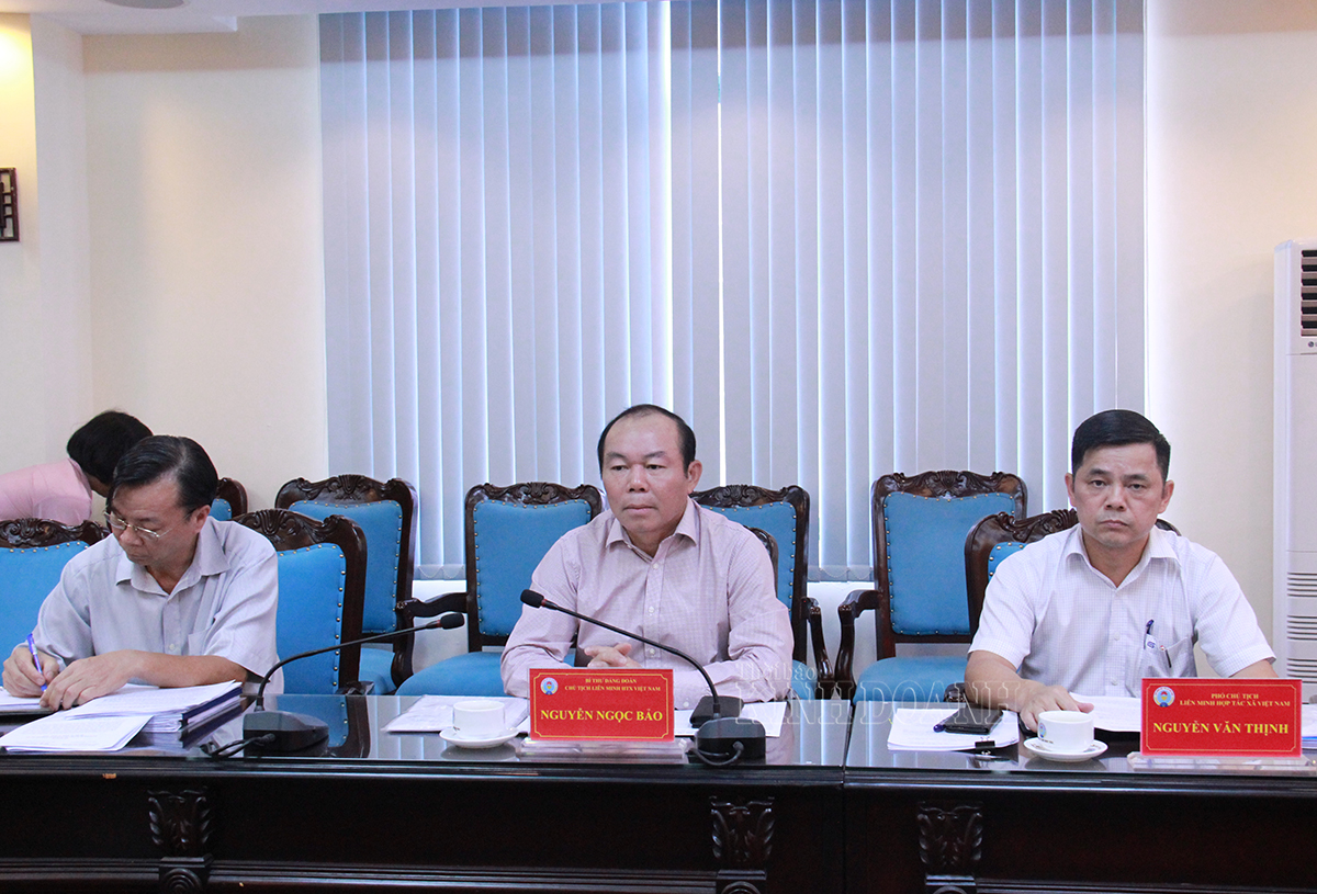 Chủ tịch Liên minh HTX Việt Nam Nguyễn Ngọc Bảo và Phó Chủ tịch Nguyễn Văn Thịnh, Tổ trưởng tổ chỉ đạo số 1 dự và chủ trì buổi làm việc với Liên minh HTX TP Hà Nội.