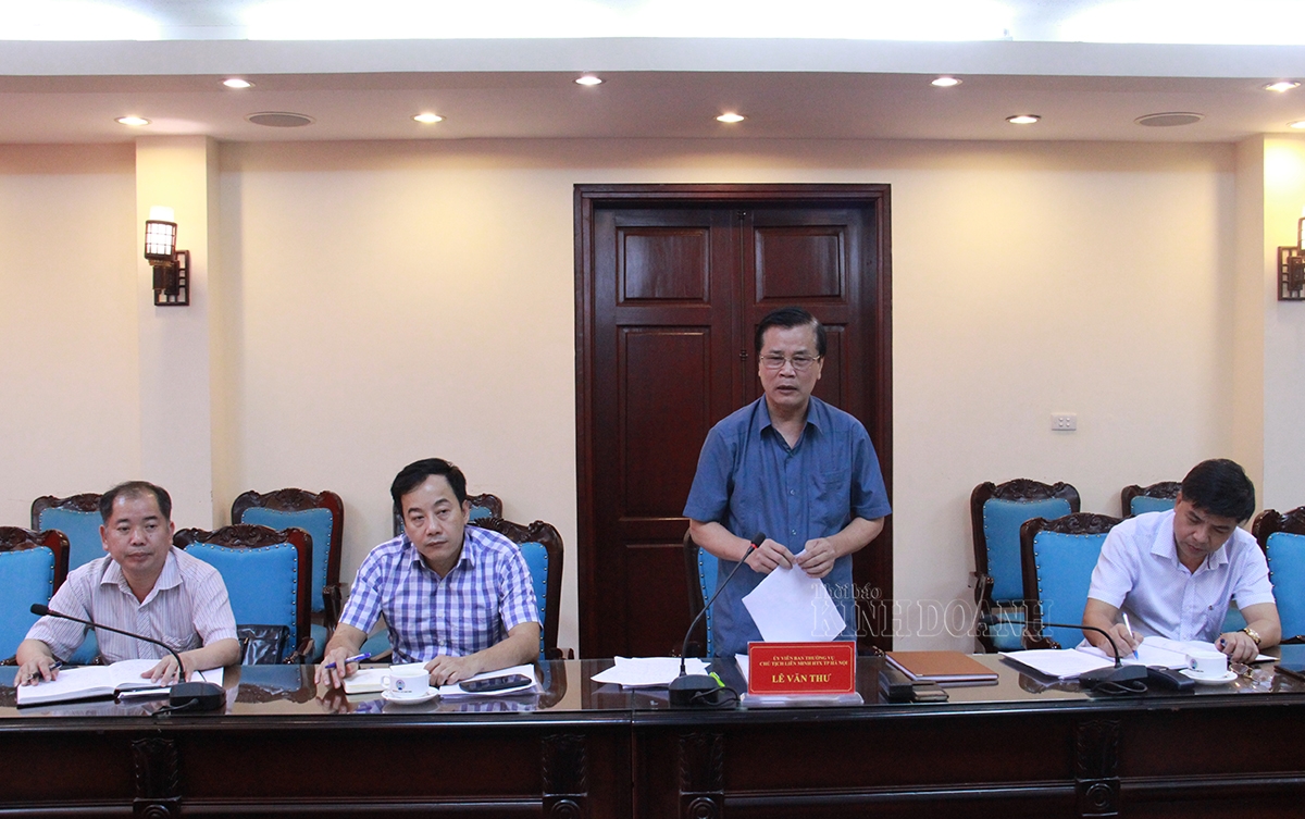 Ông Lê Văn Thư, Chủ tịch Liên minh HTX TP Hà Nội báo cáo với lãnh đạo Liên minh HTX Việt Nam về công tác chuẩn bị cho tổ chức Đại hội.