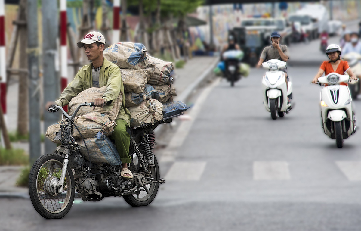 Hà Nội thí điểm hỗ trợ đổi xe máy cũ nát lấy xe máy mới.