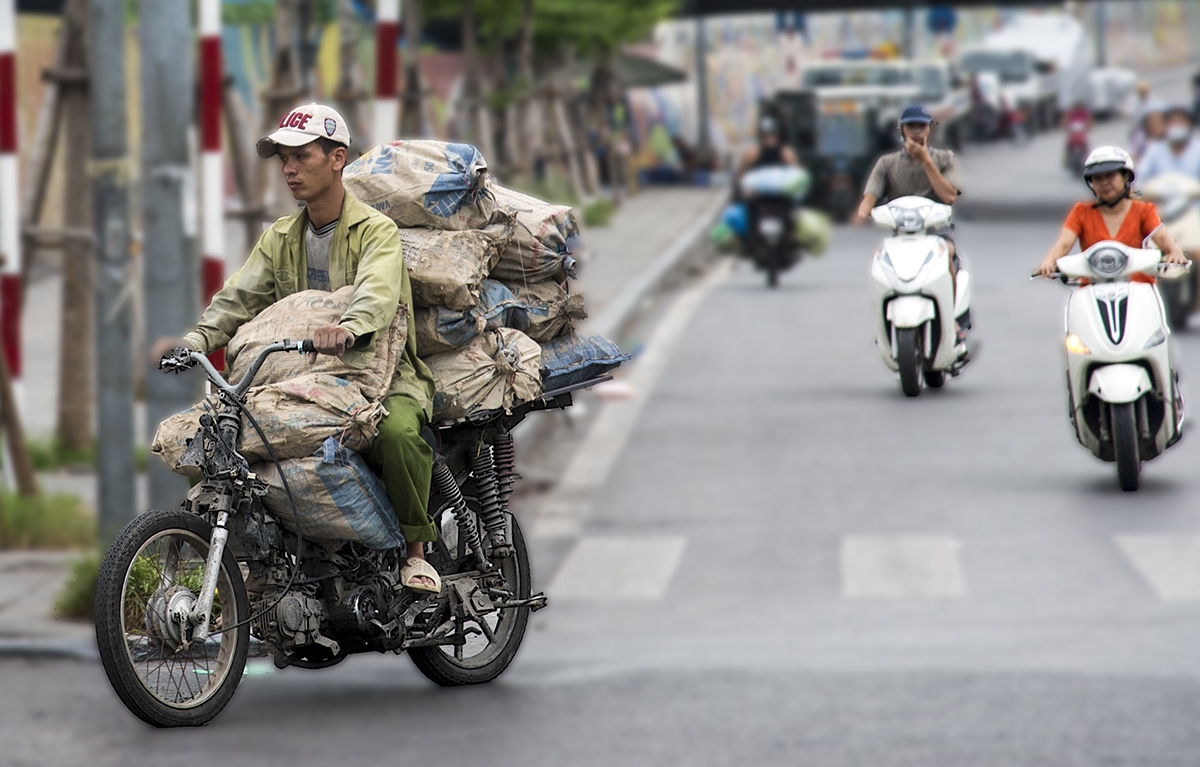 Hà Nội thí điểm hỗ trợ đổi xe máy cũ nát lấy xe máy mới.