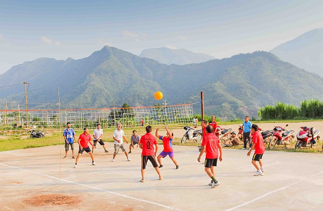 Người dân chú trọng nâng cao sức khỏe thông qua các môn thể thao như bóng chuyền, bóng đá...
