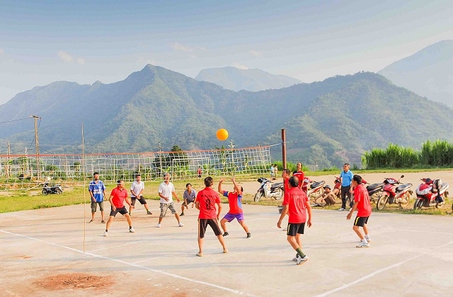 Người dân chú trọng nâng cao sức khỏe thông qua các môn thể thao như bóng chuyền, bóng đá...