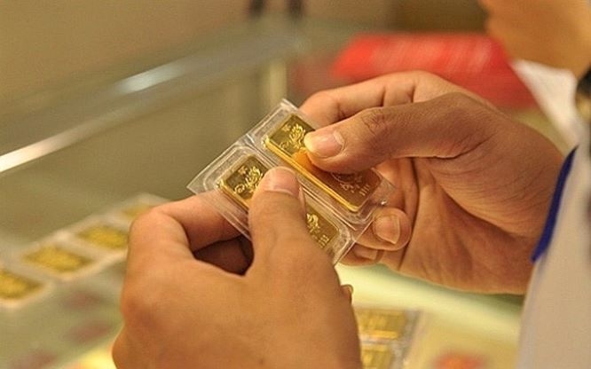Giá vàng trong nước liên tục lao dốc theo giá thế giới (Ảnh Int)