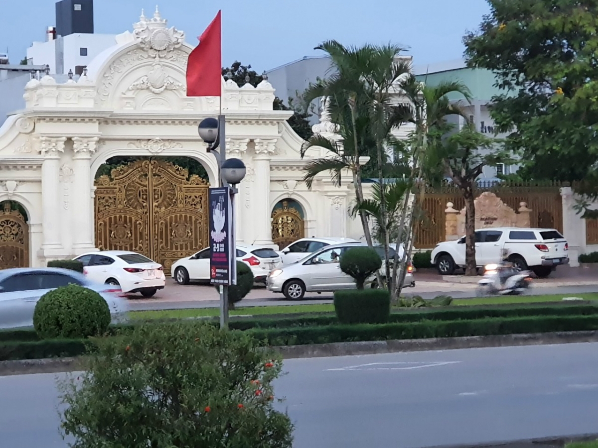 Nhiều xe mang biển kiểm soát màu xanh và cả màu trắng trước cổng nhà đại gia xăng dầu Ngô Văn Phát.