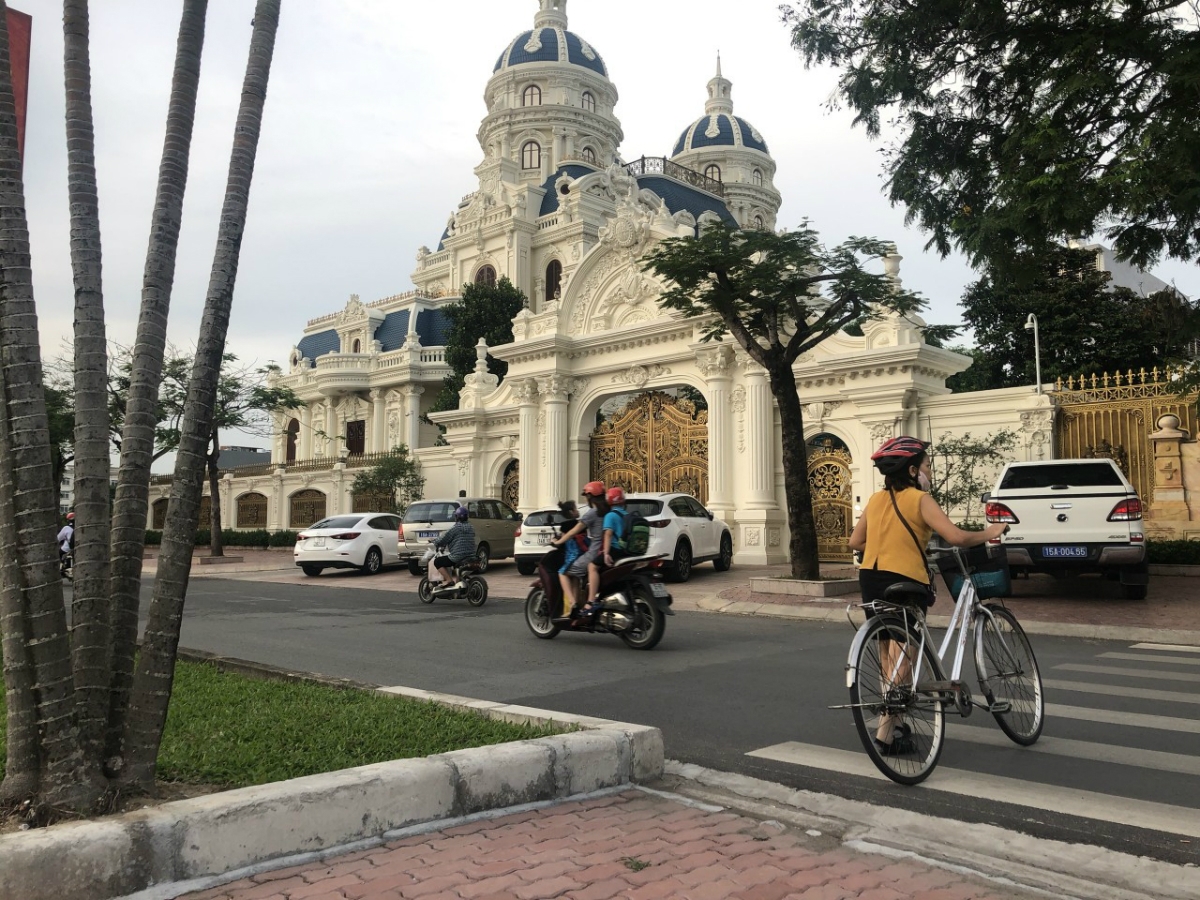 Nhiều người đi qua chỉ biết trầm trồ khen nhà đại gia không khác gì tòa lâu đài.