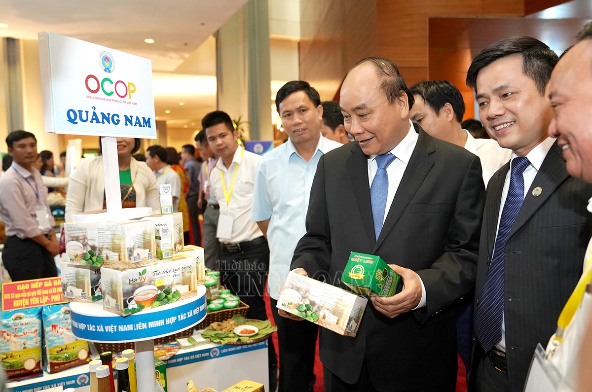 Thủ tướng Nguyễn Xuân Phúc tham quan gian hàng