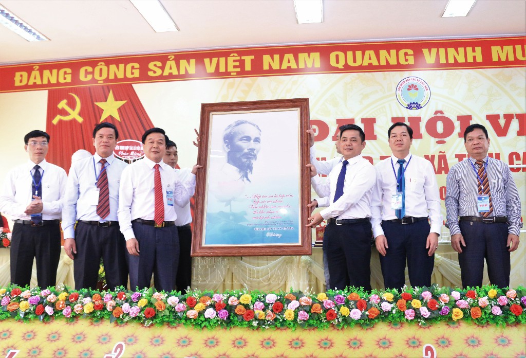 Phó Chủ tịch Liên minh HTX Việt Nam Nguyễn Văn Thịnh trao tặng ảnh Bác Hồ với hợp tác xã cho Liên minh HTX tỉnh Cao Bằng.