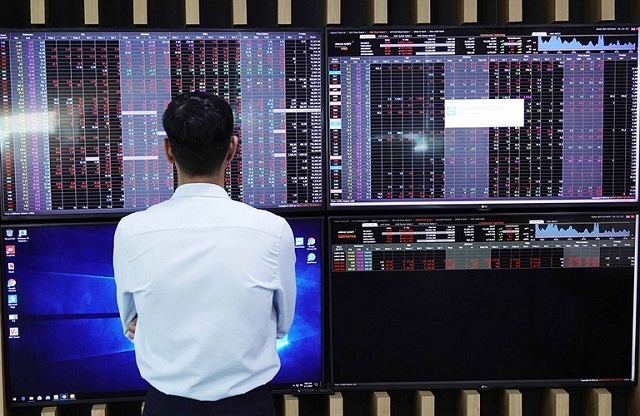 Nhà đầu tư vẫn nhìn nhóm cổ phiếu bất động sản bằng ánh mắt ái ngại.