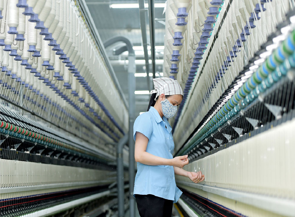 Dệt may là một trong những ngành chịu ảnh hưởng nặng nề nhất của dịch COVID-19, nhiều doanh nghiệp phải chạy đơn hàng từng tháng, thậm chí là từng tuần.