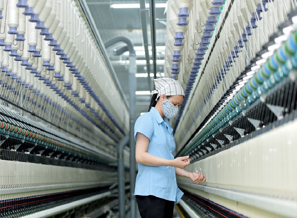 Dệt may là một trong những ngành chịu ảnh hưởng nặng nề nhất của dịch COVID-19, nhiều doanh nghiệp phải chạy đơn hàng từng tháng, thậm chí là từng tuần.