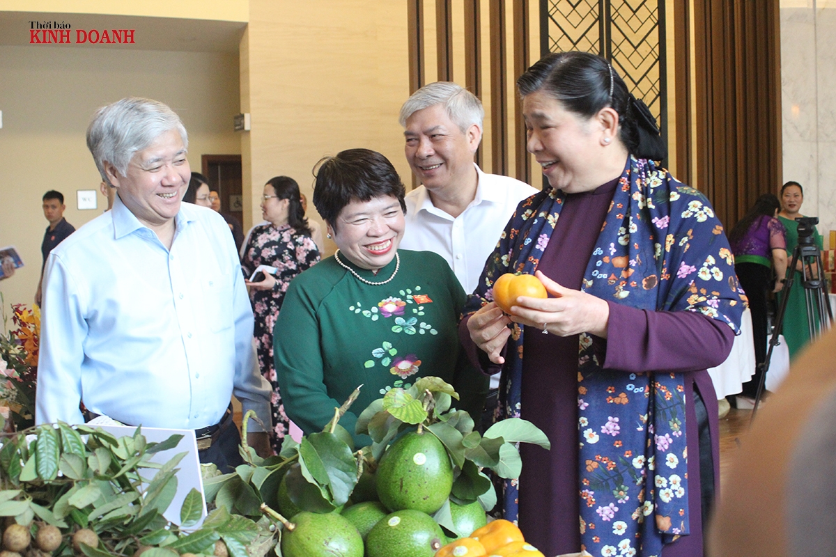 Phó Chủ tịch Thường trực Quốc hội Tòng Thị Phóng thăm gian hàng nông sản và bày tỏ sự ấn tượng với chất lượng các mặt hàng của HTX, tổ hợp tác, doanh nghiệp.