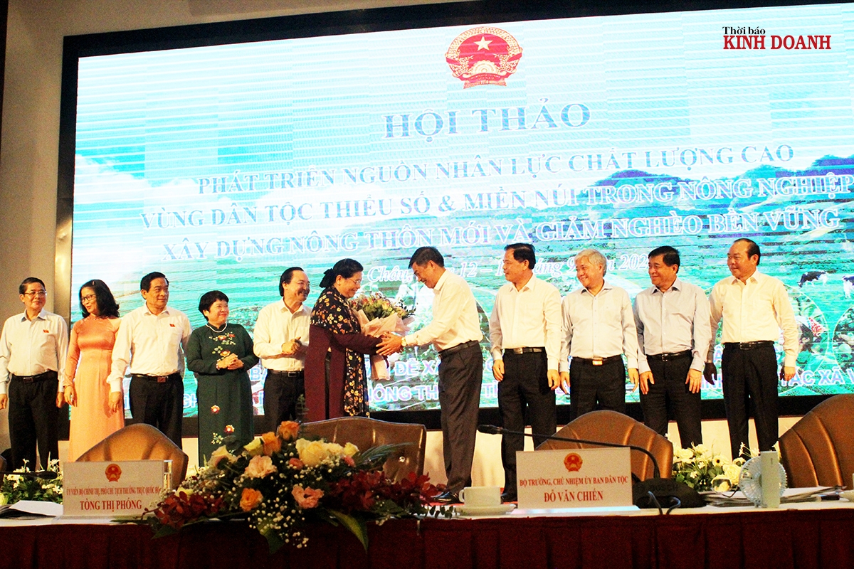 Các đại biểu chủ trì bắt tay khai mạc hội thảo sáng 13/9.