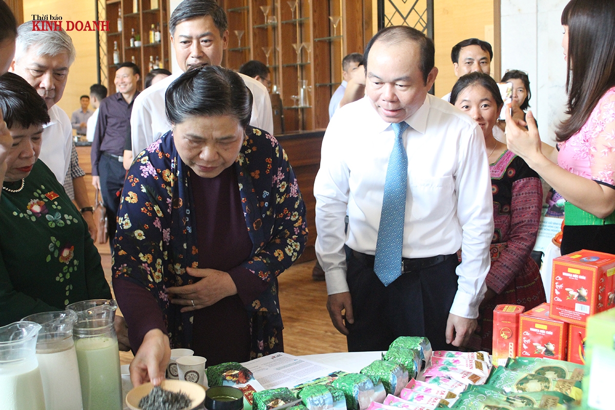 Chủ tịch Liên minh HTX Việt Nam Nguyễn Ngọc Bảo giới thiệu mặt hàng của HTX chè trên địa bàn Mộc Châu.