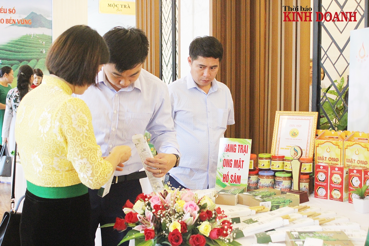 Các gian hàng trưng bày bên lề hội thảo thu hút nhiều đại biểu, khách hàng quan tâm.