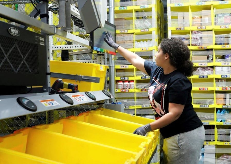 Amazon tuyển thêm 100.000 nhân viên để đáp ứng nhu cầu mua sắm trực tuyến (Ảnh: Int)