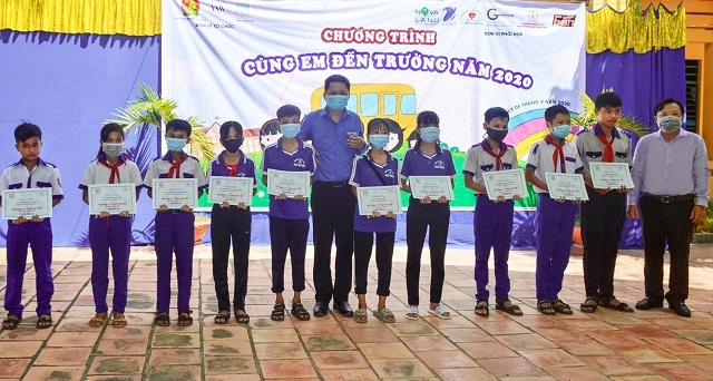 Tập đoàn Novaland cũng đã phối hợp cùng Trung tâm Công tác xã hội Thanh thiếu niên, Hội Liên hiệp Thanh niên Việt Nam tại các tỉnh Kiên Giang, An Giang, Đồng Tháp để trao tặng 60 suất học bổng, dụng cụ học tập… thông qua Chương trình “Cùng em đến trường năm 2020”.