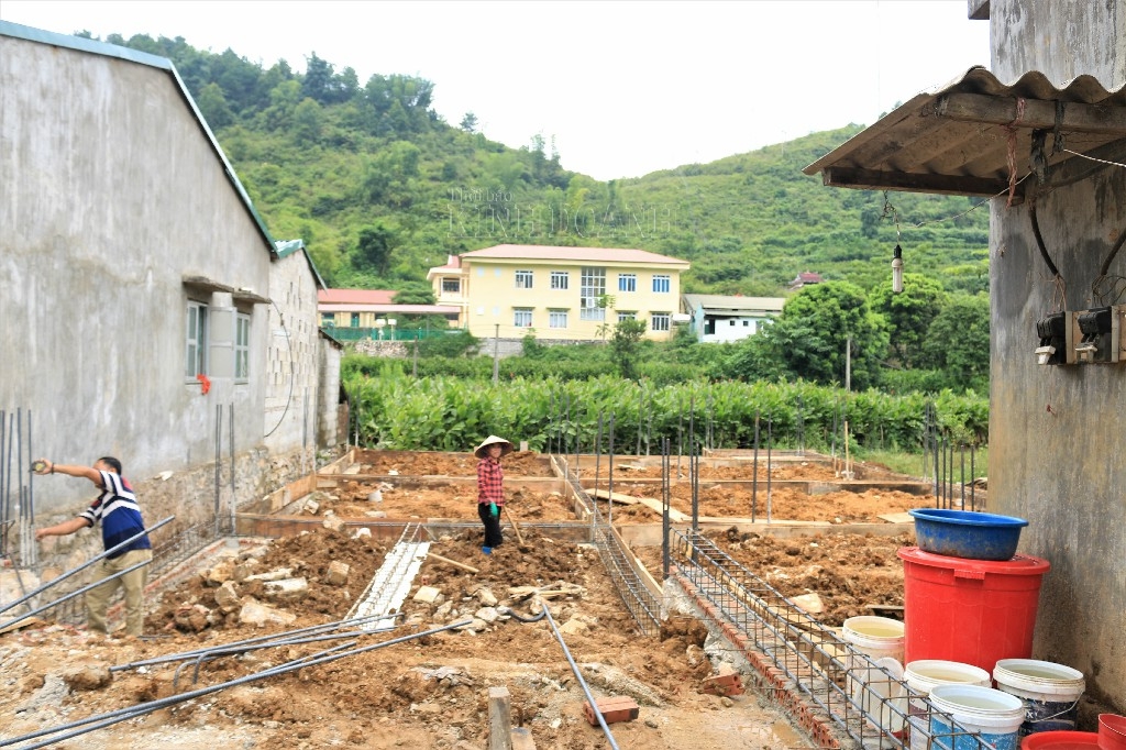 Nhờ nguồn kinh phí hỗ trợ, HTX đang xây dựng lại xưởng sản xuất miến dong.