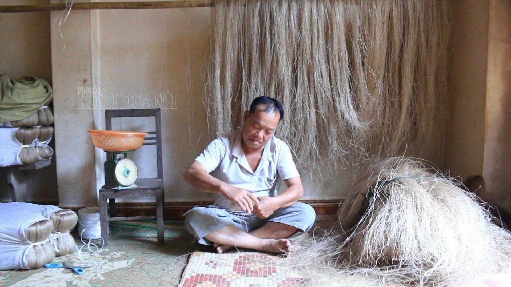 Ông Quân chuẩn bị hàng hóa cho khách.