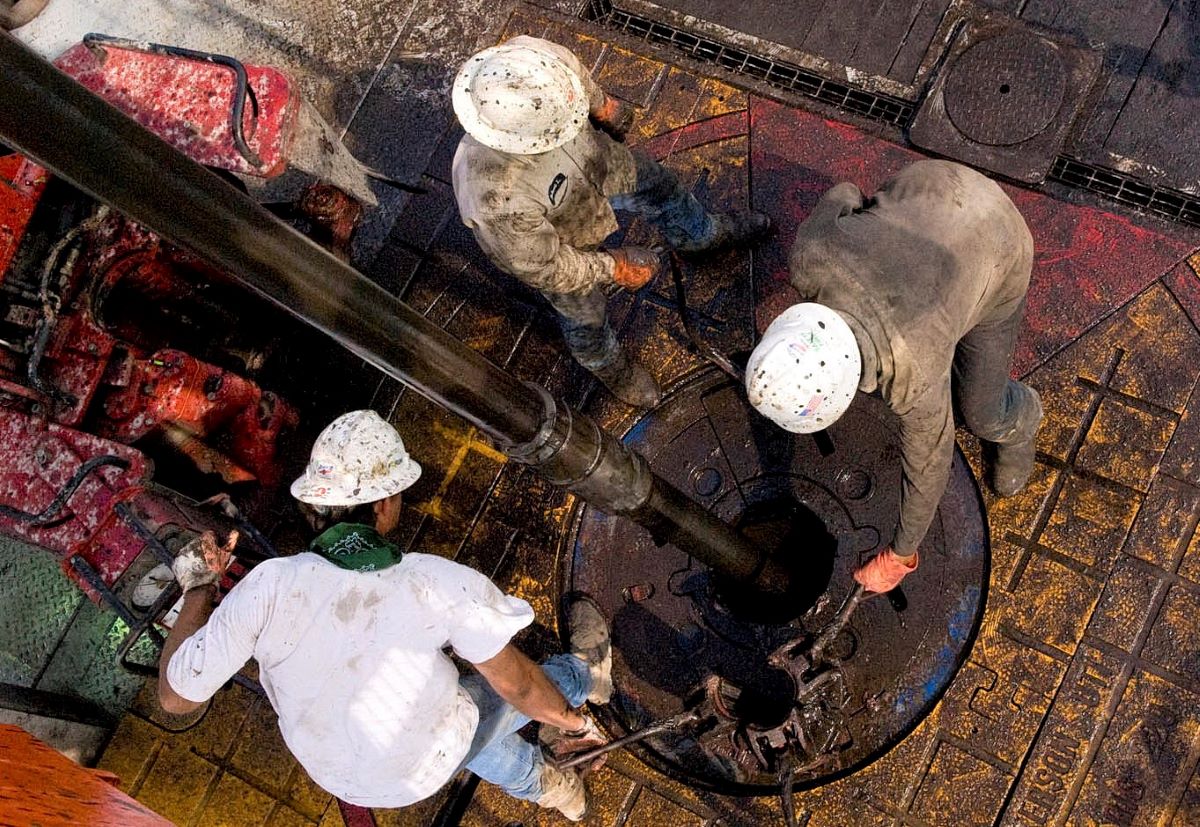 Giá dầu đang chịu áp lực giảm từ cả phía cung tăng và nhu cầu tiêu thụ giảm (Ảnh: Int)