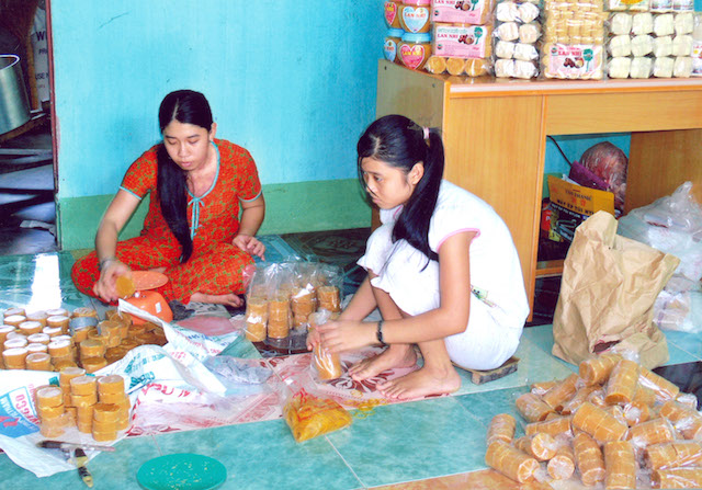 Nghề làm đường thốt nốt tạo việc làm cho người Khmer ở xã Lương Phi (Ảnh: TL)