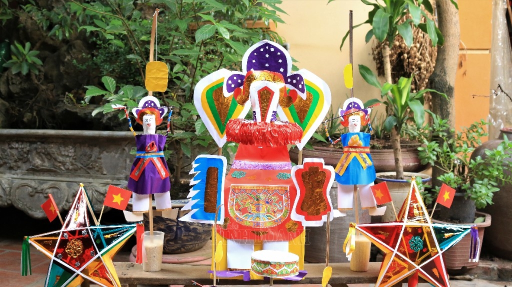 Đi kèm với ông tiến sĩ giấy là quân hầu (hay còn gọi là ông lính đánh gậy trông trăng).