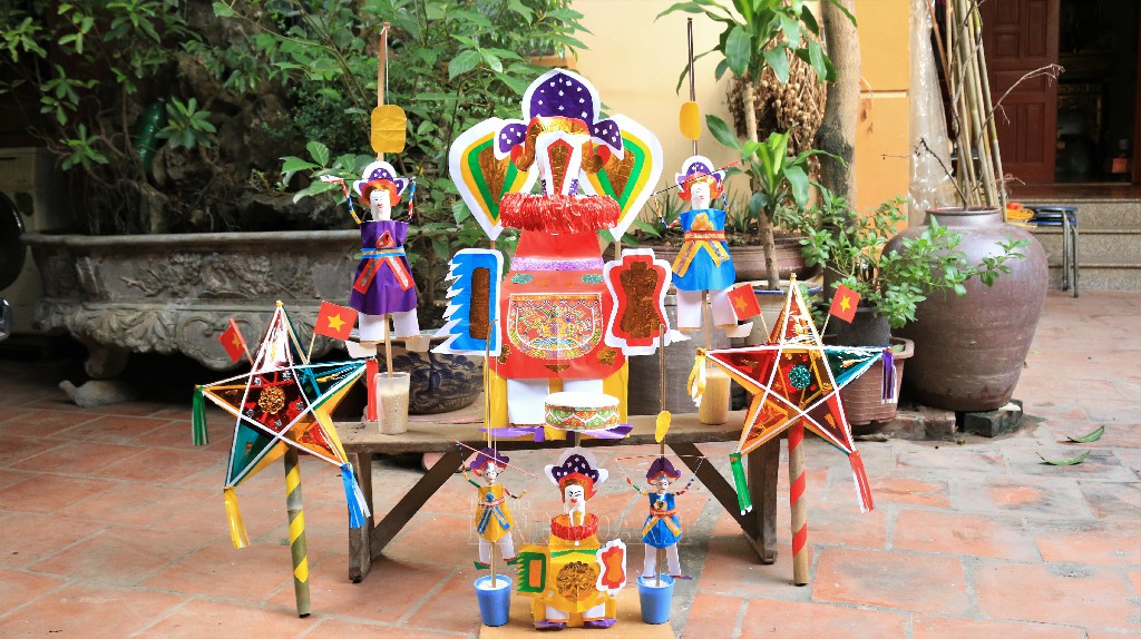 Ông tiến sĩ giấy được đặt trong mâm ngũ quả Tết Trung thu với mong ước con cháu học hành giỏi giang, thành tài.