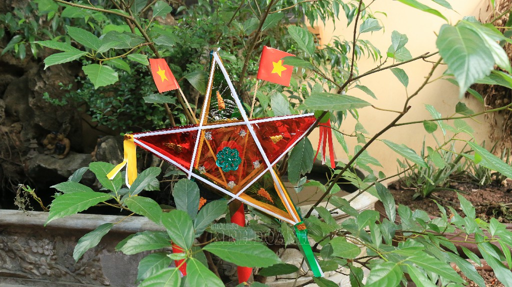 Chiếc đèn ông sao của làng nghề thủ công bền và chắc, trẻ con có thể chơi vài năm.