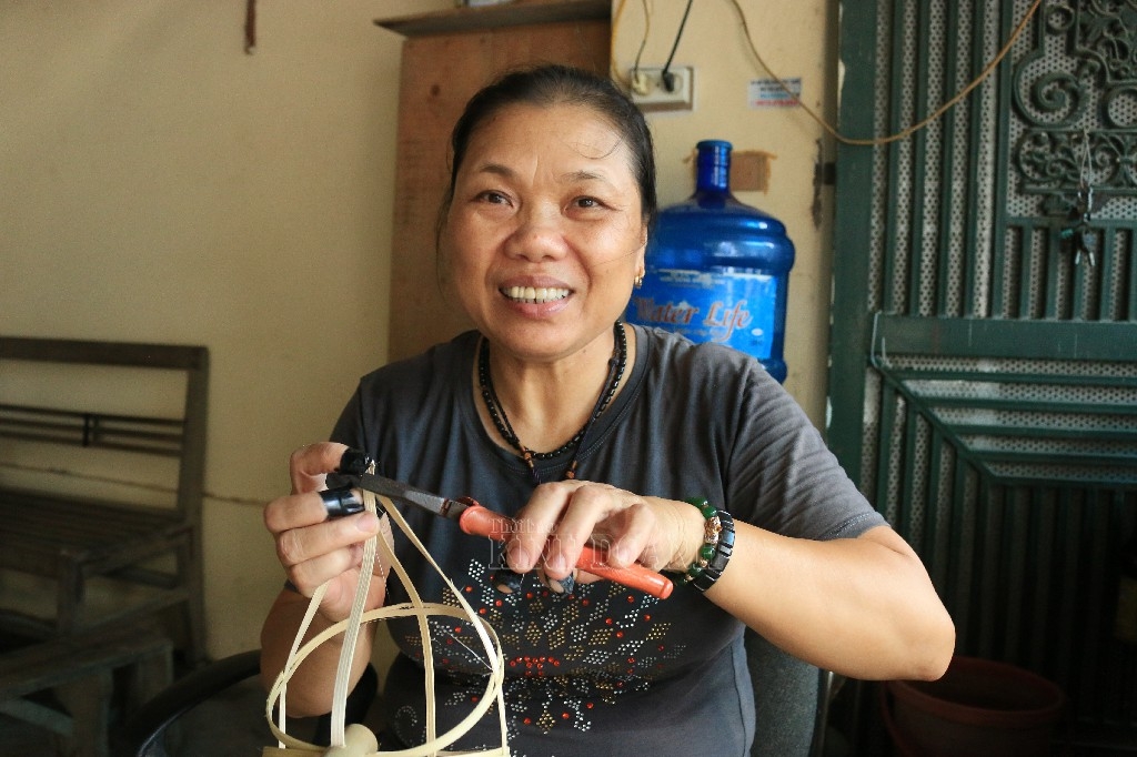 Bà Tuyến là nghệ nhân duy nhất của làng Hậu Ái còn làm đồ chơi thủ công.