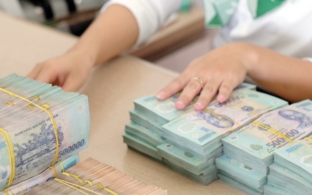 Để tránh rủi ro mất tiền, khách hàng nên mang tiền đến gửi trực tiếp tại ngân hàng, không nên giao dịch ở ngoài ngân hàng hoặc gửi tiền trước nhận sổ sau.