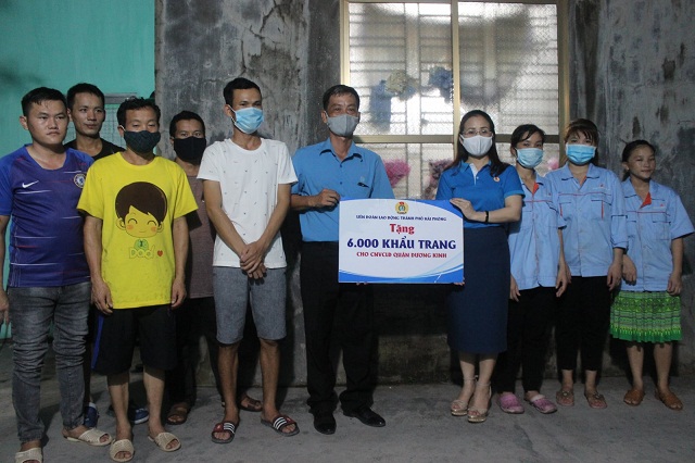 Đại diện lãnh đạo Liên đoàn lao động TP Hải Phòng tặng khẩu trang cho CNVCLĐ.