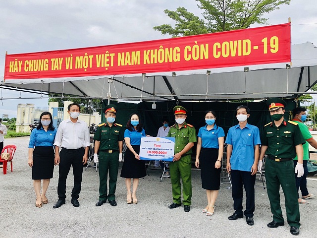 Đại diện lãnh đạo Liên đoàn Lao động TP Hải Phòng thăm và tặng quà cho các chốt kiểm soát dịch Covid-19 liên ngành.