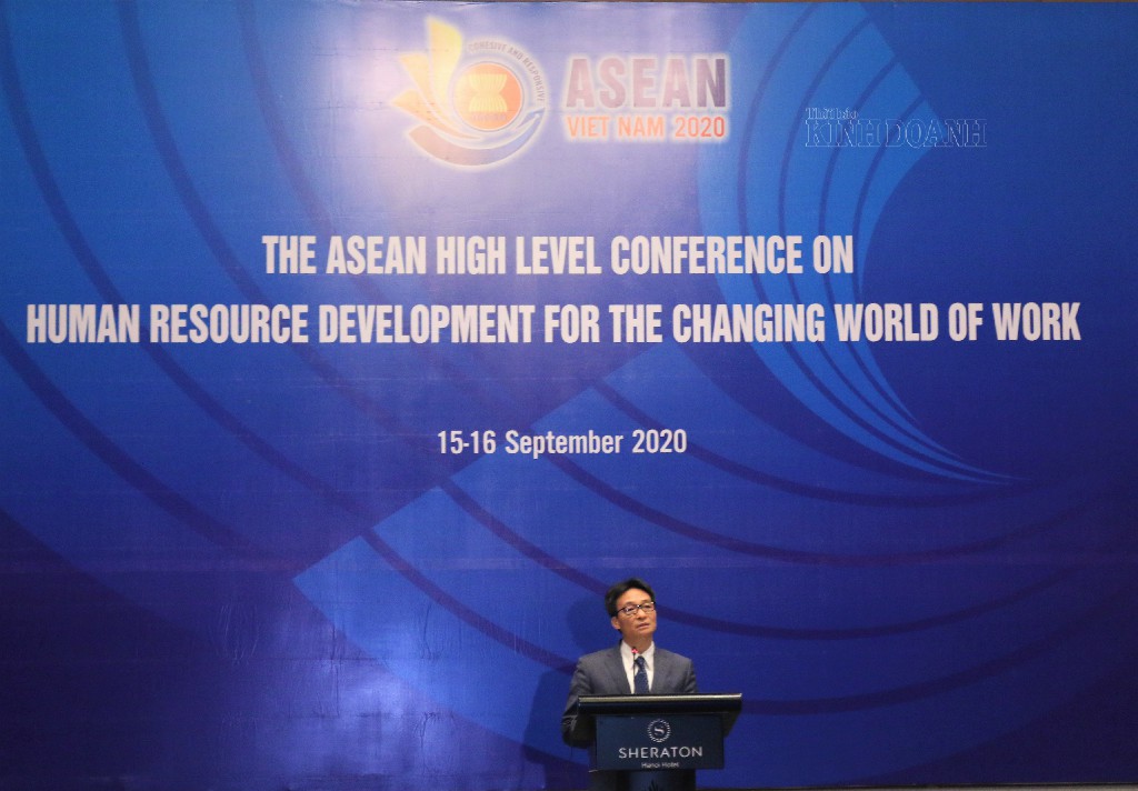 Phó Thủ tướng Chính phủ Vũ Đức Đam phát biểu chỉ đạo Hội nghị.