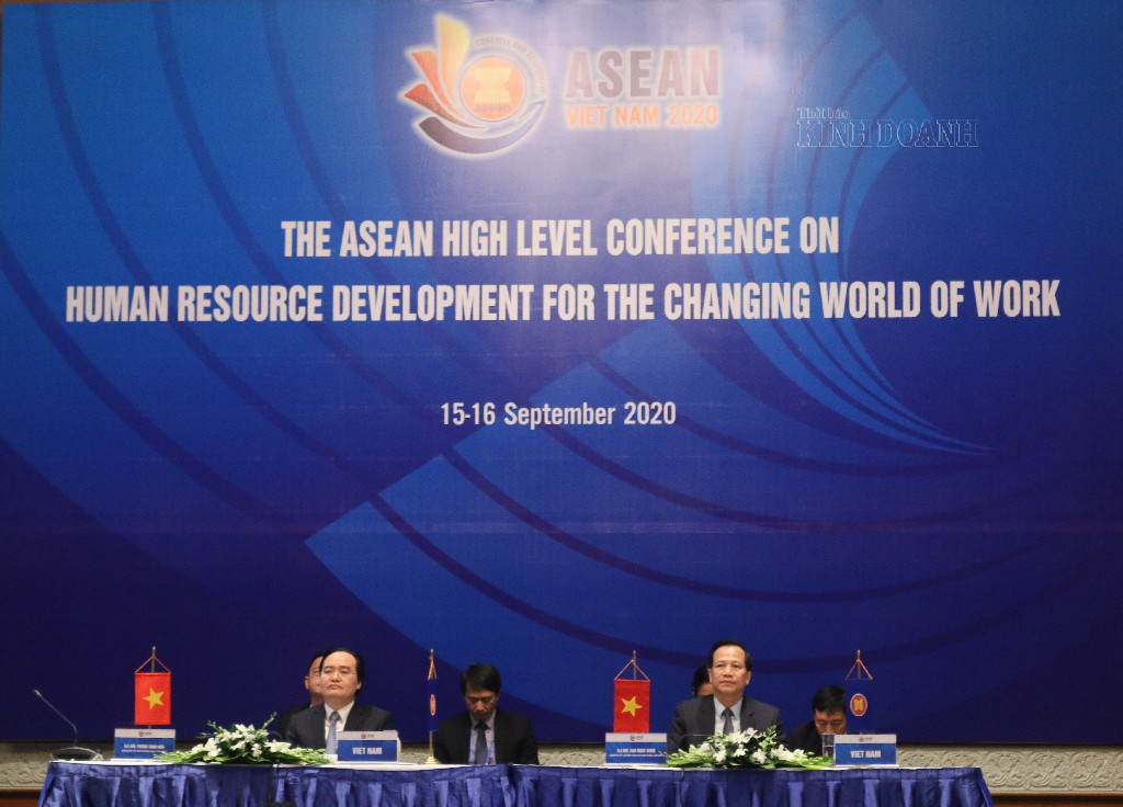 Bộ trưởng Bộ LĐ-TB&XH Đào Ngọc Dung (Phải) và