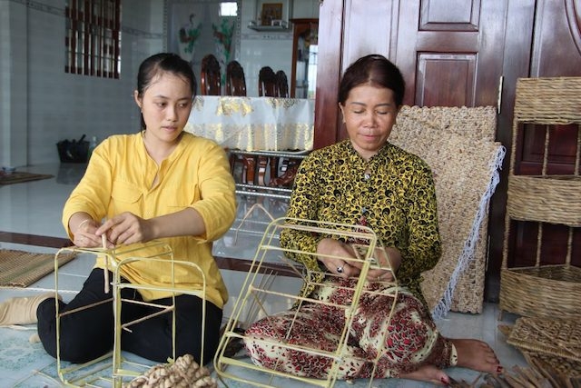 Mô hình đan lát từ lục bình của chị Lê Thị Điền ở xã Long Thạnh.