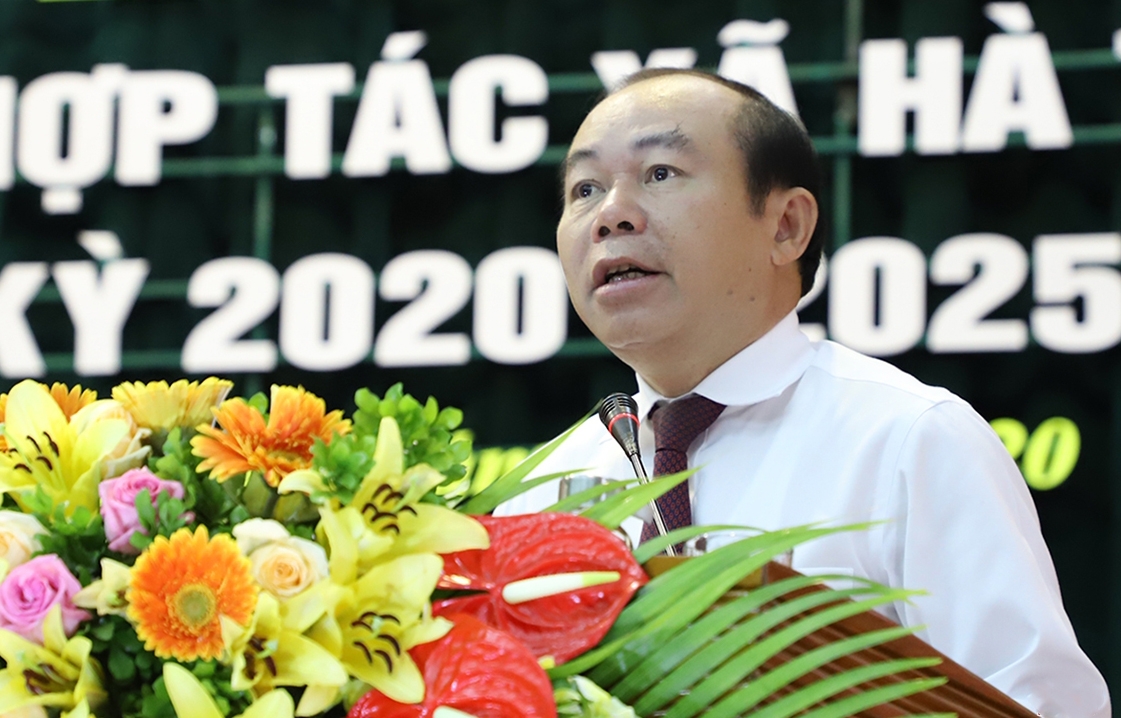 Bí thư Đảng Đoàn - Chủ tịch Liên minh HTX Việt Nam đề nghị Liên minh HTX Hà Tĩnh đẩy mạnh công tác đào tạo, nâng cao năng lực cán bộ, làm tốt chức năng đại diện, bảo vệ quyền và lợi ích hợp pháp cho các thành viên.