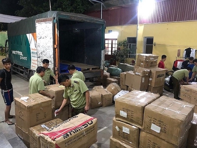 Lực lượng chức năng kiểm tra hàng hóa vận chuyển trên phương tiện chuyển phát của Viettel Post (Ảnh: QLTTLS)