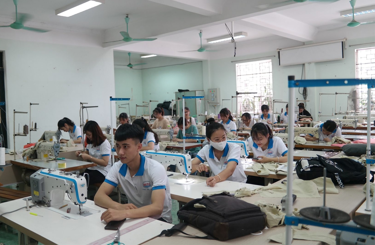 Lớp học nghề may của rường Cao đẳng Kinh tế Kỹ thuật Trung ương thu hút đông đảo người học tham gia.