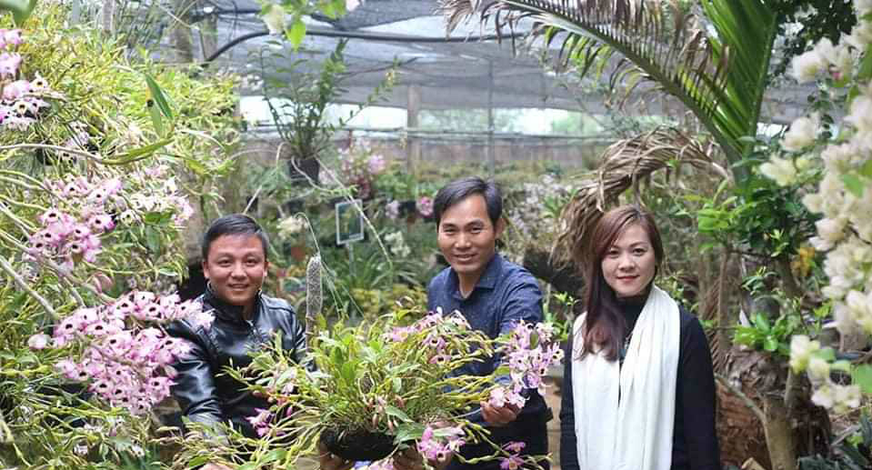 Anh Mã Bảo Chung - Giám đốc HTX Lộc Rừng (ngoài cùng, bên trái) thực hiện giao dịch với khách hàng.