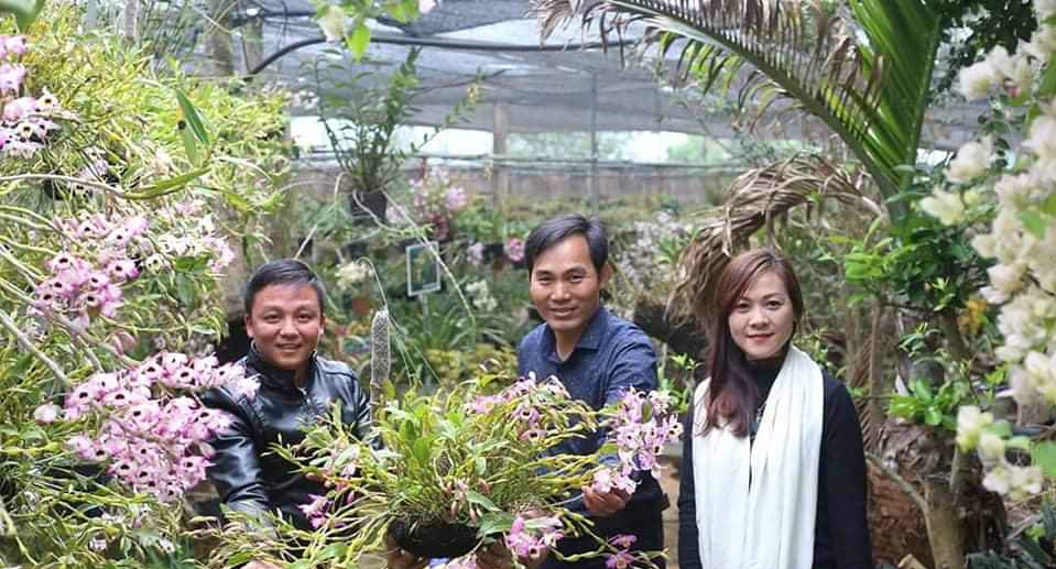 Anh Mã Bảo Chung - Giám đốc HTX Lộc Rừng (ngoài cùng, bên trái) thực hiện giao dịch với khách hàng.