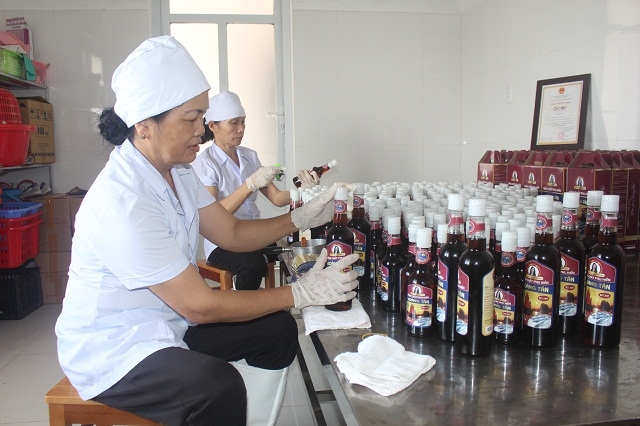 Sản phẩm nước mắm Thu Hùng đảm bảo cả về chất lượng và mẫu mã trước khi xuất ra thị trường.