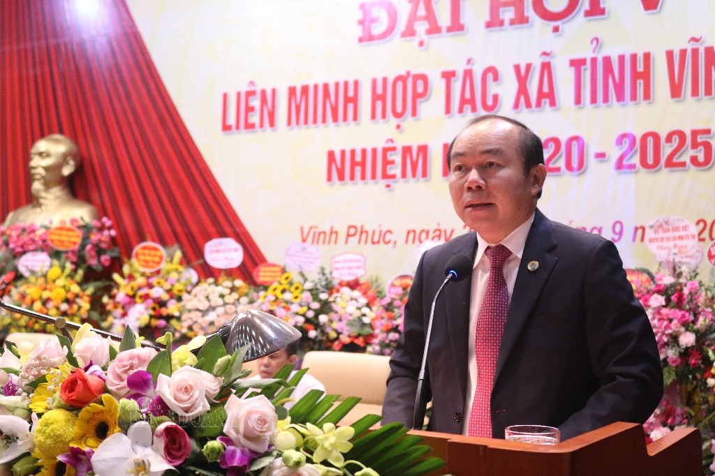 Chủ tịch Liên minh HTX Việt Nam Nguyễn Ngọc Bảo đánh giá cao kết quả đạt được trong nhiệm kỳ vừa qua của Liên minh HTX tỉnh Vĩnh Phúc trong phát triển KTTT, HTX.