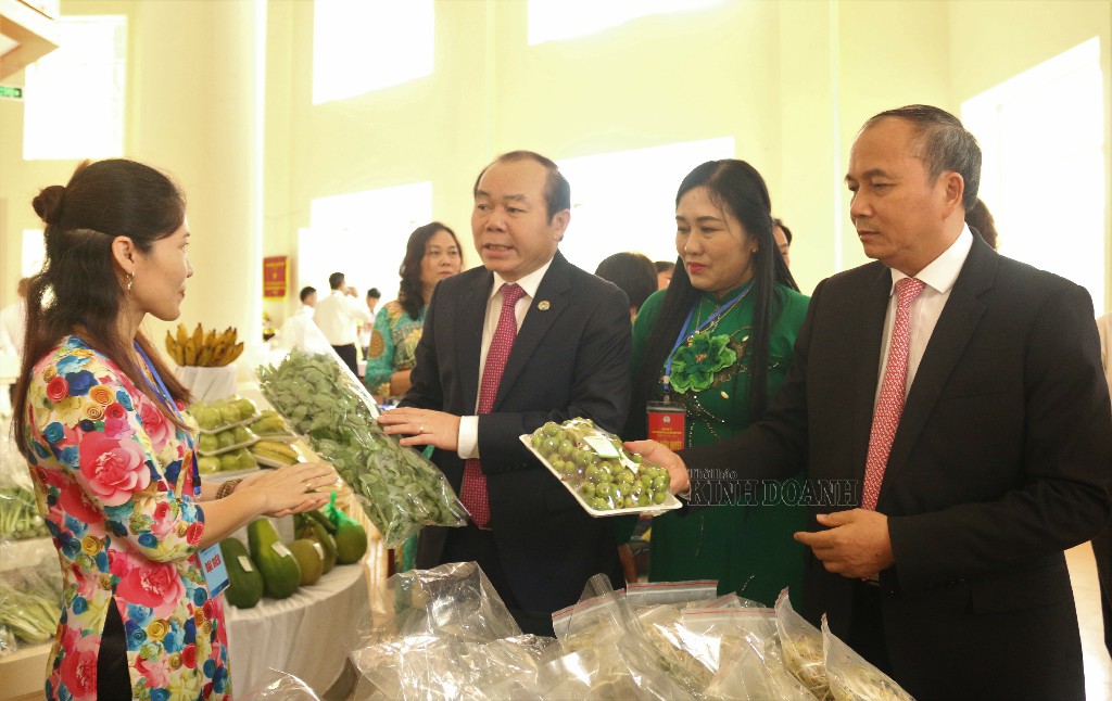 Phó Bí thư Tỉnh ủy, Chủ tịch UBND tỉnh Vĩnh Phúc Nguyễn Văn Trì (phải), Chủ tịch Liên minh HTX Việt Nam Nguyễn Ngọc Bảo (trái), Chủ tịch Liên minh HTX tỉnh Vĩnh Phúc (giữa) tham quan các gian hàng trưng bày tại khu vực tổ chức Đại hội.