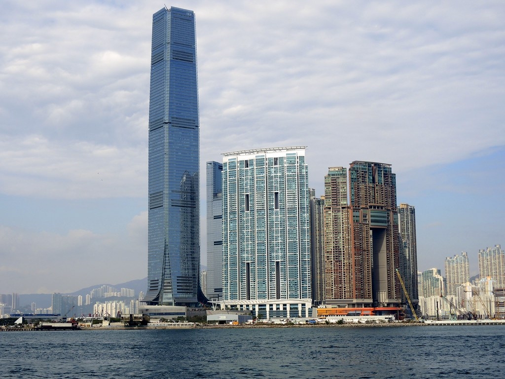 12. Trung tâm Thương mại Quốc tế Chiều cao: 484 mét Tầng: 108 Địa điểm: Hồng Kông, Trung Quốc Ngày hoàn thành: 2010